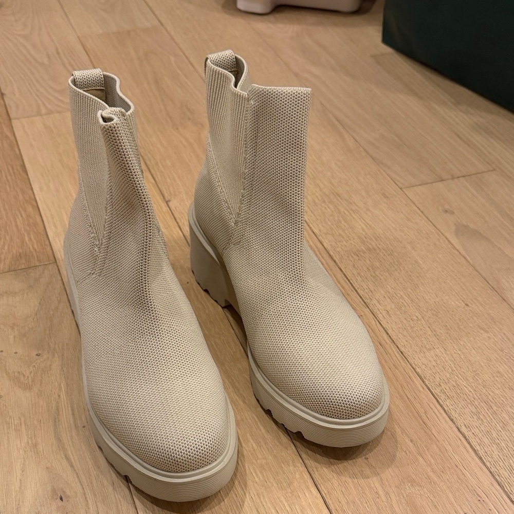 Vivaia Round-Toe Chunky Platform Travel Boots (Everly) - Beige, waterproof